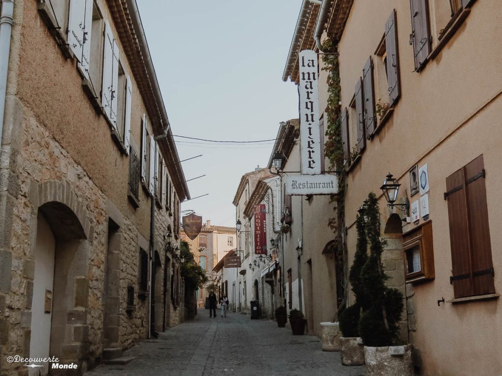 Visiter l'Aude pays Cathare en 7 idées de choses à faire. Ici dans les rues de la cité de Carcassonne. Retrouvez l'article ici: https://www.decouvertemonde.com/visiter-l-aude-pays-cathare 