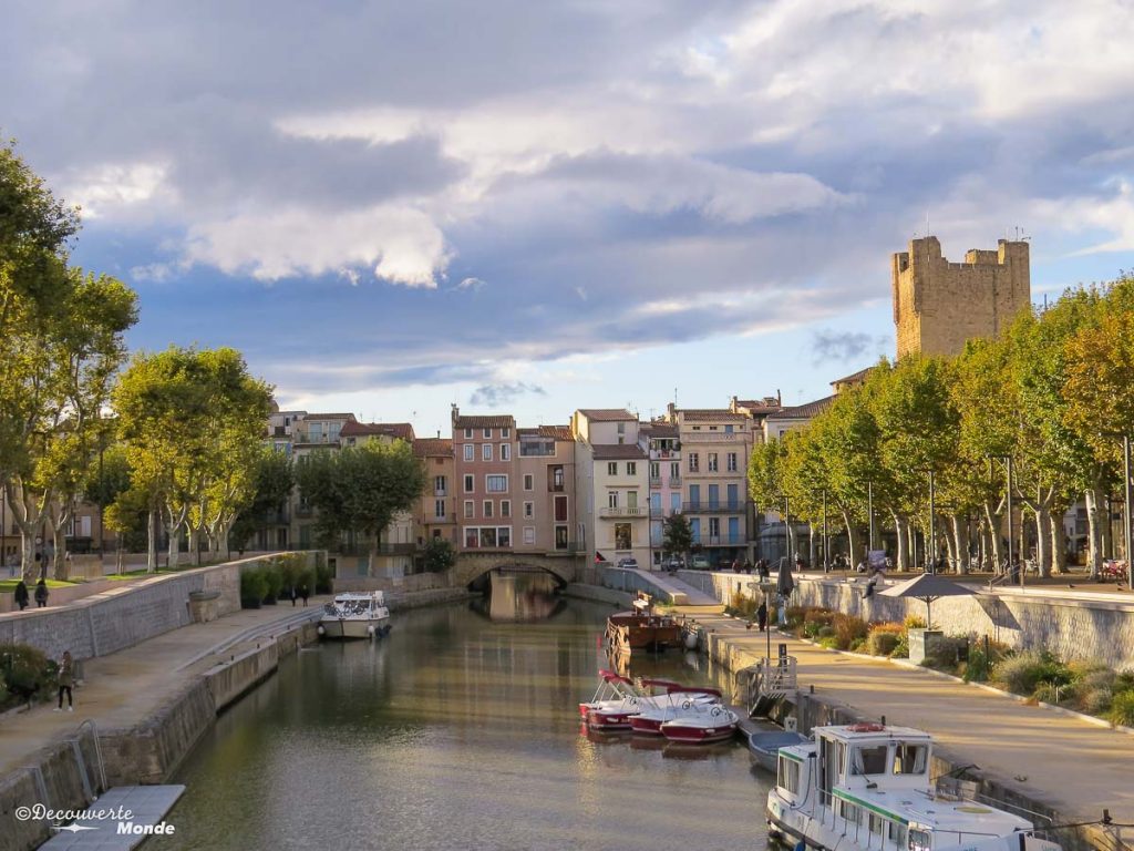 Visiter l'Aude pays Cathare en 7 idées de choses à faire. Ici le canal de la Robine à Narbonne. Retrouvez l'article ici: https://www.decouvertemonde.com/visiter-l-aude-pays-cathare 