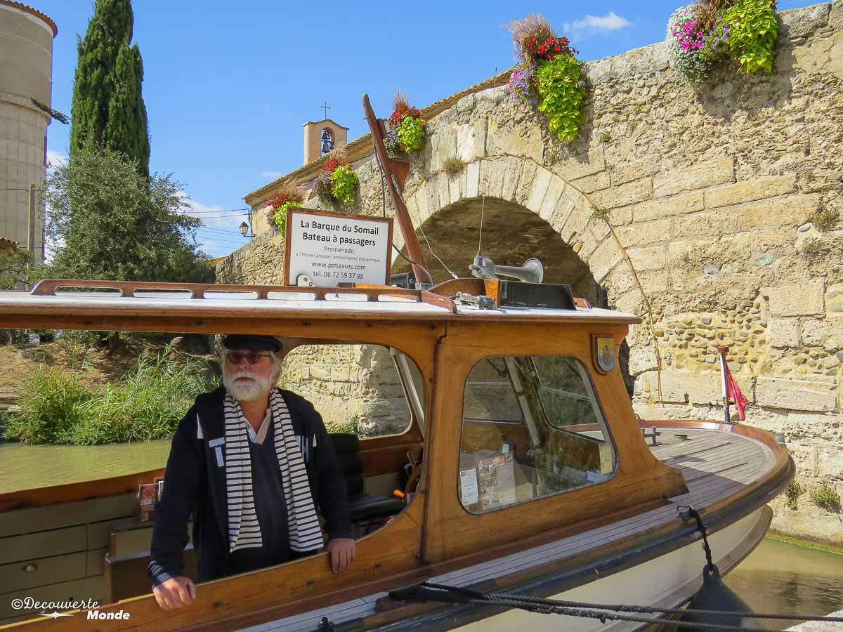 Visiter l'Aude pays Cathare en 7 idées de choses à faire. Balade en bateau sur le Canal du Midi au Somail. Retrouvez l'article ici: https://www.decouvertemonde.com/visiter-l-aude-pays-cathare