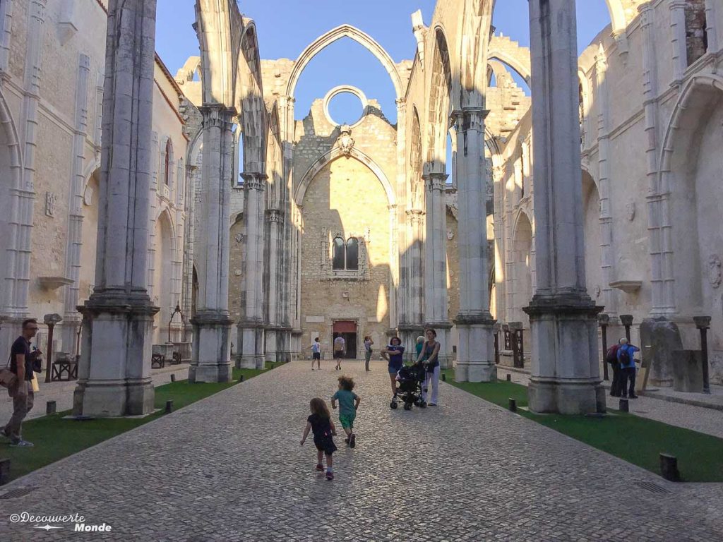 Où aller au Portugal : Mon itinéraire pour visiter le Portugal en 7 jours. Ici dans les ruines du musée de l'église Do Carmo à Lisbonne. Retrouvez l'article ici: https://www.decouvertemonde.com/ou-aller-au-portugal-itineraire-visiter-7jours