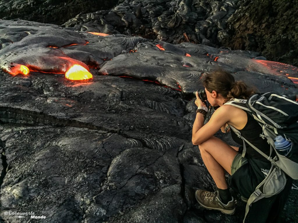 Big Island : Mon voyage de 10 jours sur la plus grande des îles d'Hawaii. Ici devant de la lave active dans le parc des volcans. Retrouvez l'article ici: https://www.decouvertemonde.com/big-island-voyage-iles-hawaii