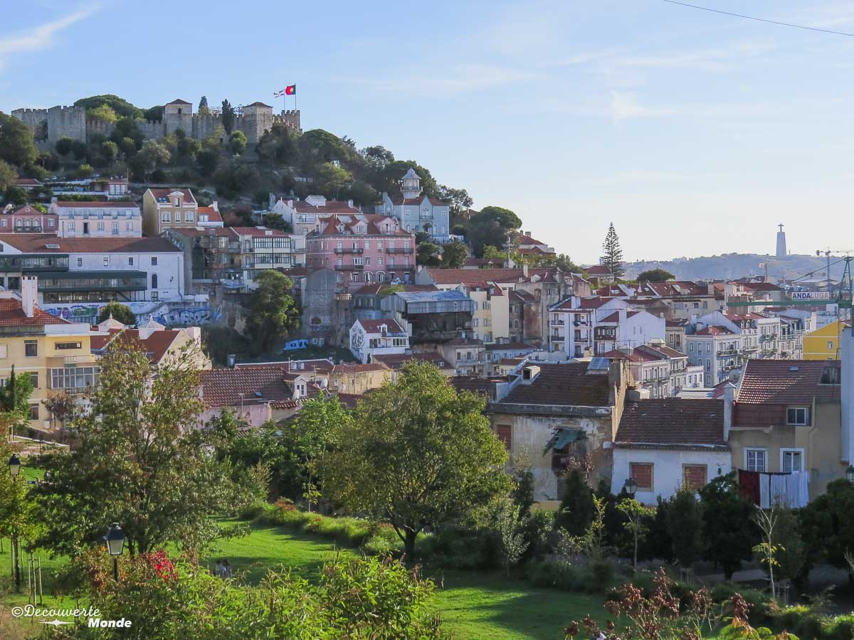 Où aller au Portugal : Mon itinéraire pour visiter le Portugal en 7 jours. Ici vue sur le château du miradouro du Cerca da Graça. Retrouvez l'article ici: https://www.decouvertemonde.com/ou-aller-au-portugal-itineraire-visiter-7jours