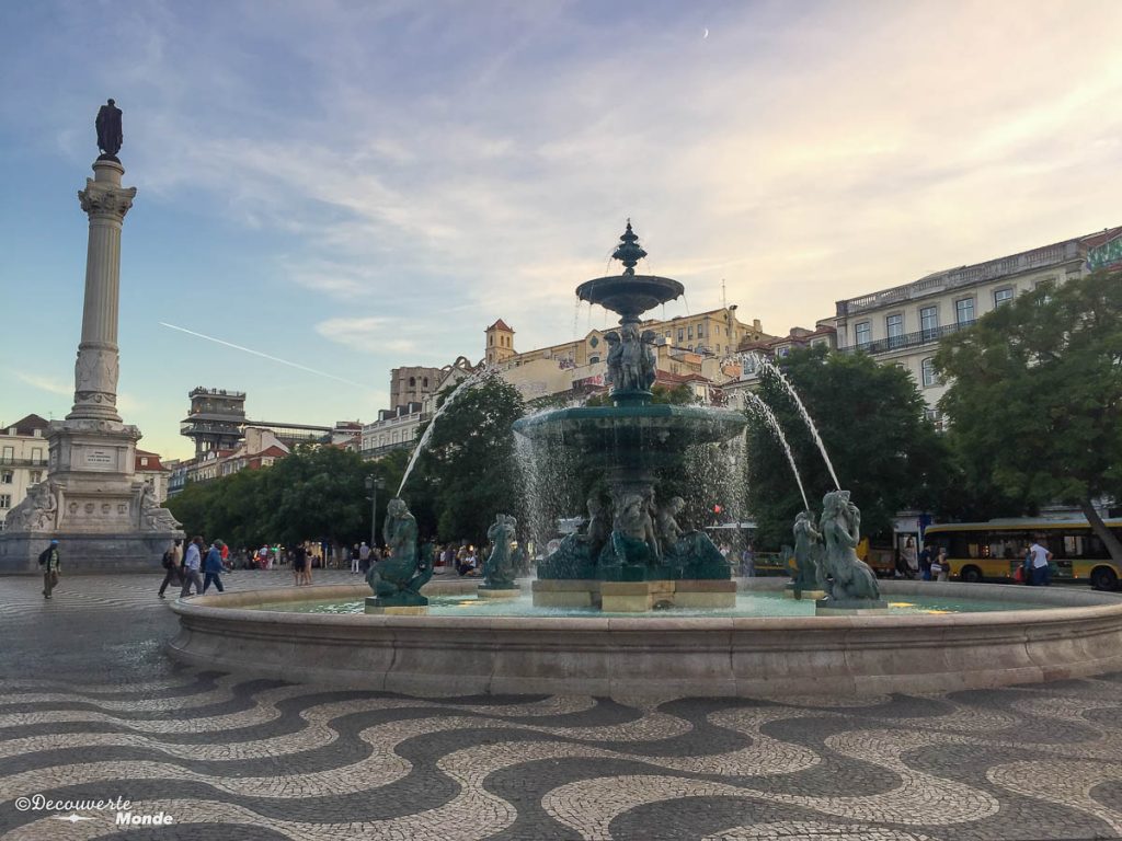 Où aller au Portugal : Mon itinéraire pour visiter le Portugal en 7 jours. Ici sur la place Rossio de Lisbonne. Retrouvez l'article ici: https://www.decouvertemonde.com/ou-aller-au-portugal-itineraire-visiter-7jours