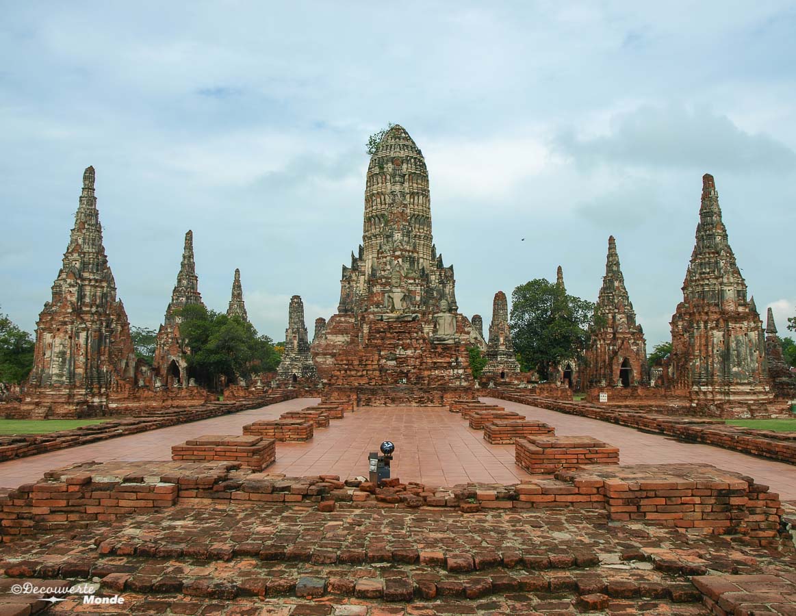 Le Wat Chai Watthanaram, un temple à visiter à Ayutthaya en Thaïlande. Photo tirée de mon article Ayutthaya en Thaïlande : 6 principaux temples d'Ayutthaya à voir et visiter. #ayutthaya #unesco #thailande #asie #asiedusudest #voyage #ruine #bouddhisme