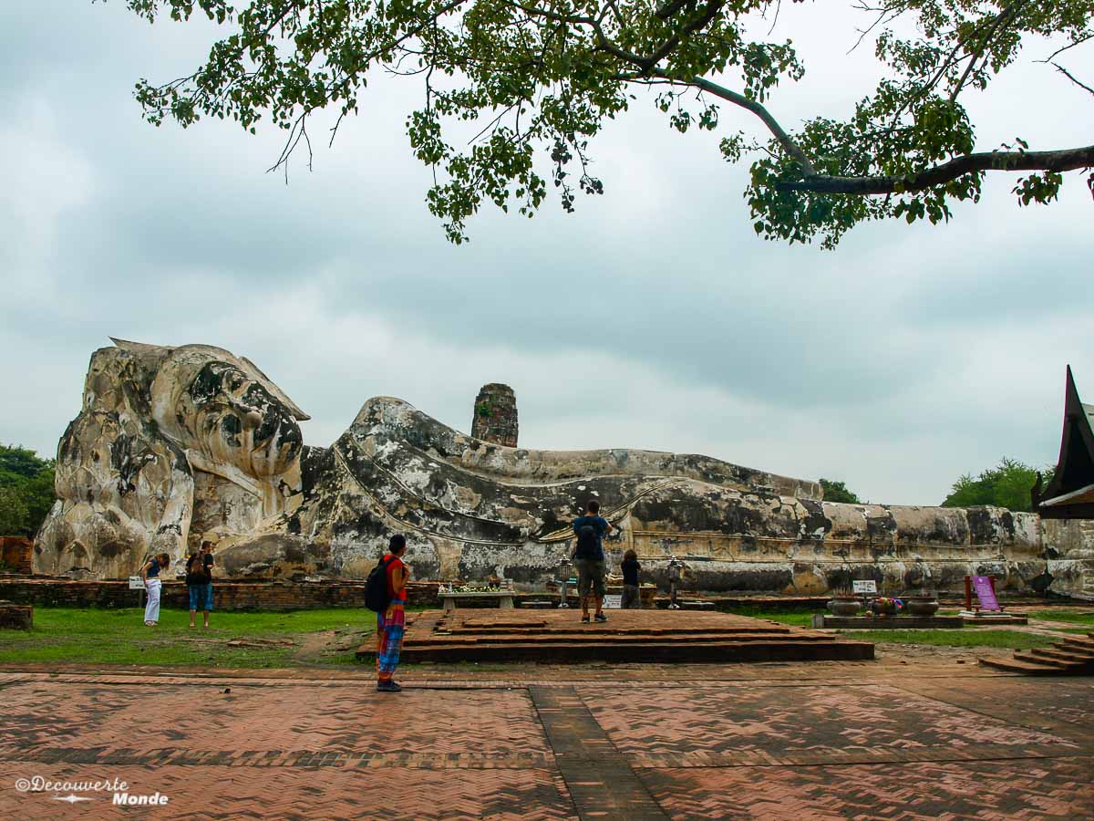 Le Wat Lokaya Sutharam, un temple à visiter à Ayutthaya en Thaïlande. Photo tirée de mon article Ayutthaya en Thaïlande : 6 principaux temples d'Ayutthaya à voir et visiter. #ayutthaya #unesco #thailande #asie #asiedusudest #voyage #ruine #bouddhisme