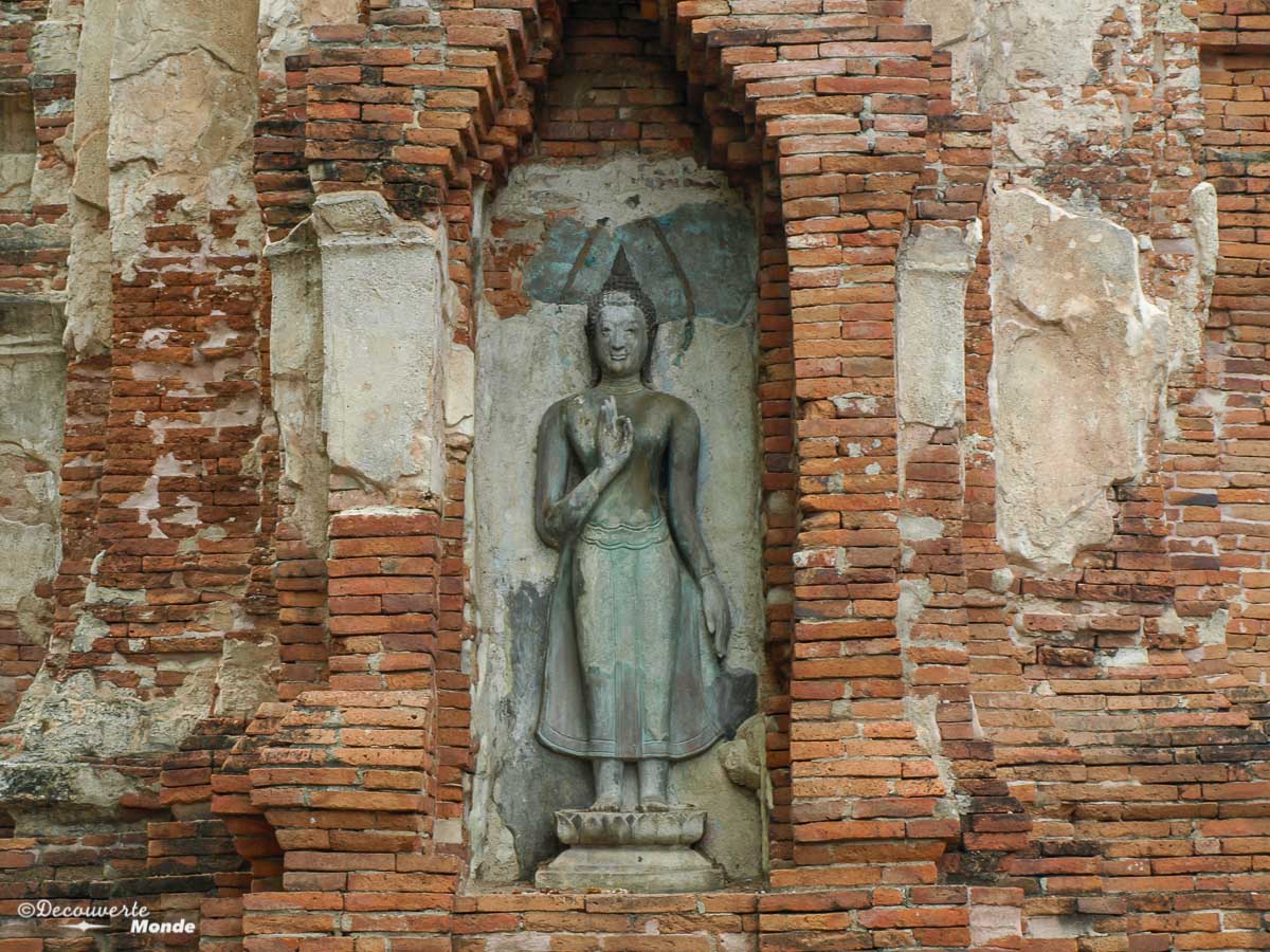 Les ruines des temples d'Ayutthaya en Thaïlande. Photo tirée de mon article Ayutthaya en Thaïlande : 6 principaux temples d'Ayutthaya à voir et visiter. #ayutthaya #unesco #thailande #asie #asiedusudest #voyage #ruine #bouddhisme