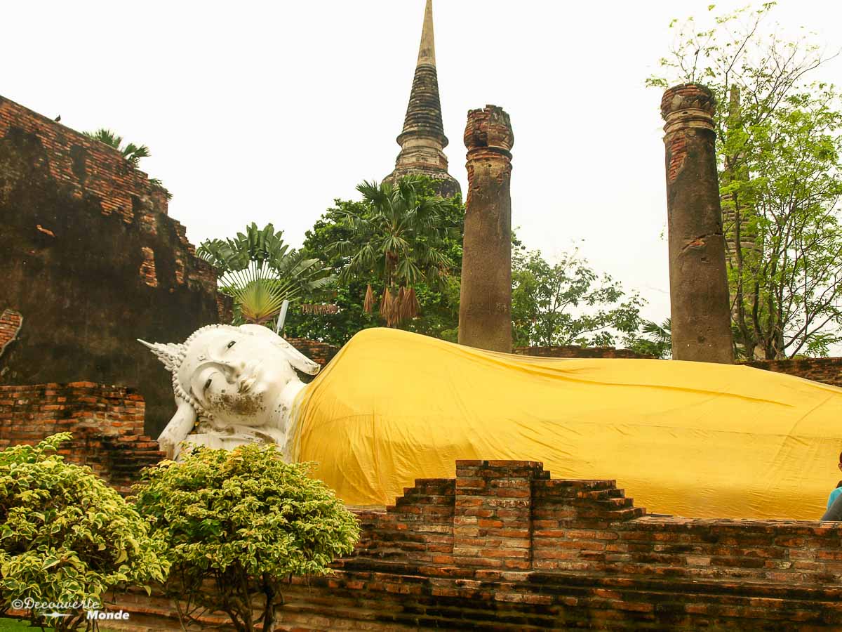 Le Wat Yai Chai Mongkon, un temple à visiter à Ayutthaya en Thaïlande. Photo tirée de mon article Ayutthaya en Thaïlande : 6 principaux temples d'Ayutthaya à voir et visiter. #ayutthaya #unesco #thailande #asie #asiedusudest #voyage #ruine #bouddhisme