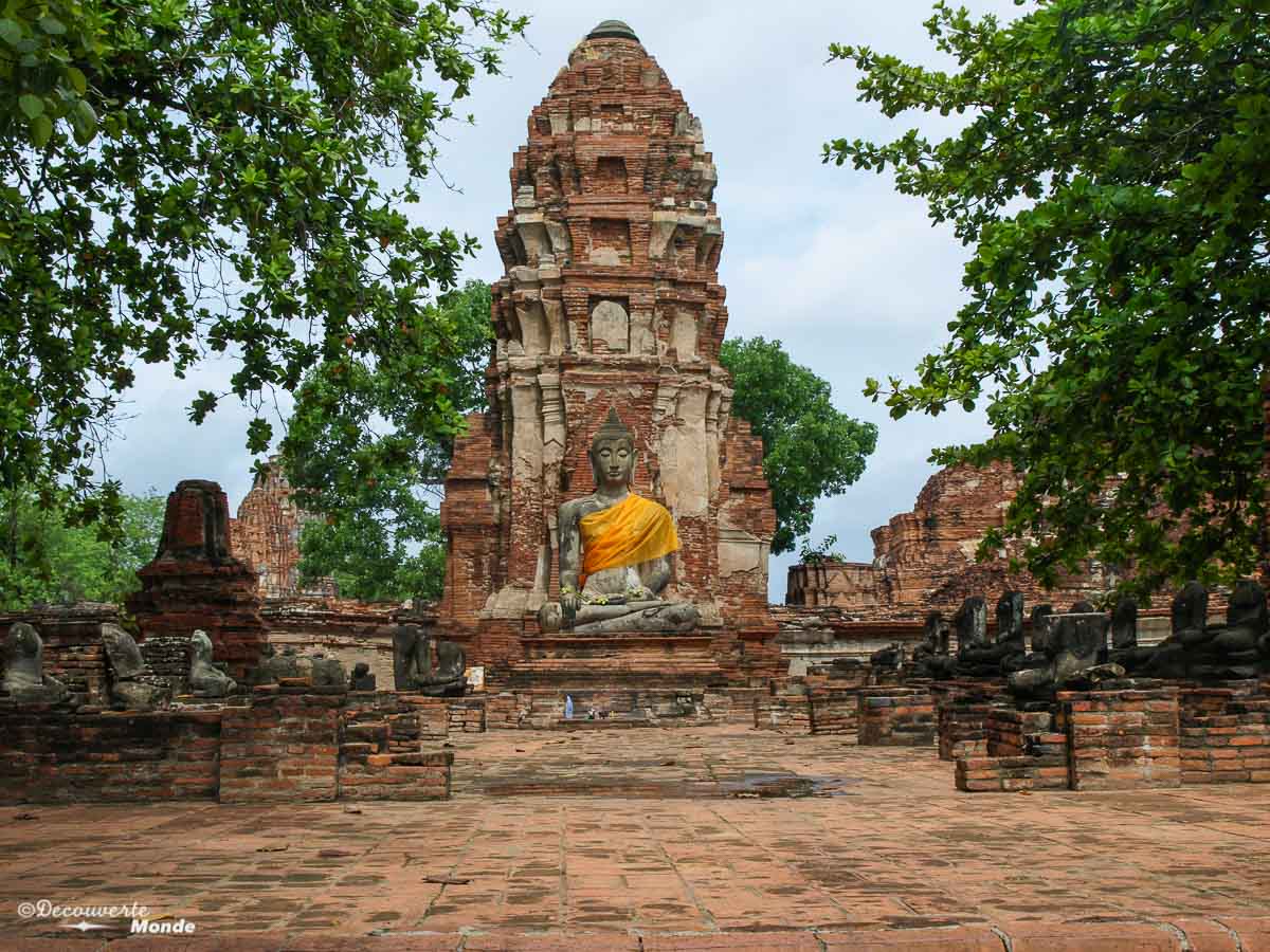 Le Wat Mahathat, un temple à visiter à Ayutthaya en Thaïlande. Photo tirée de mon article Ayutthaya en Thaïlande : 6 principaux temples d'Ayutthaya à voir et visiter. #ayutthaya #unesco #thailande #asie #asiedusudest #voyage #ruine #bouddhisme