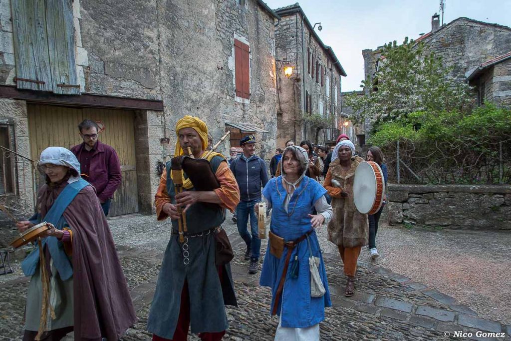Le village de Sainte-Eulalie-de-Cernon, un village à visiter en Aveyron. Photo tirée de mon article Visiter l'Aveyron en France : Que faire autour de Millau le temps d'un week-end #aveyron #france #millau #sainteeulaliedecernon #europe #voyage #villagedefrance #medieval