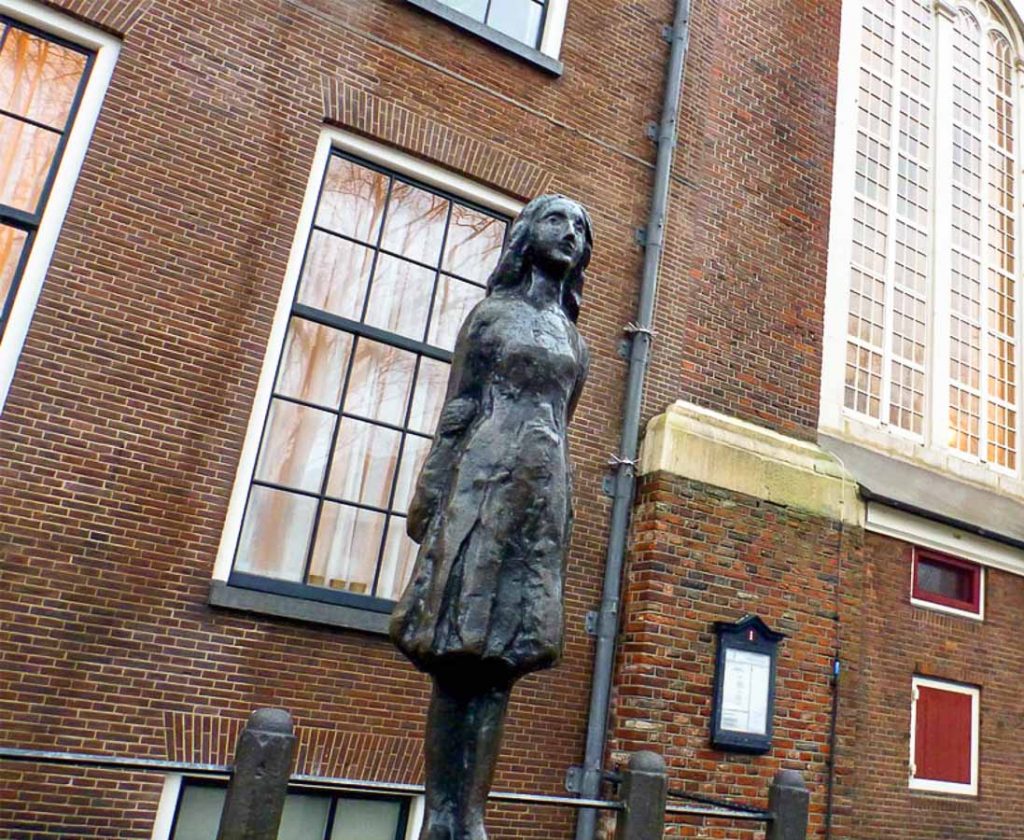 Quoi faire absolument à Amsterdam? Visiter la maison d'Anne Frank. Photo tirée de mon article Visiter Amsterdam : Que faire et voir dans cette ville le temps d’un week-end. #amsterdam #paysbas #europe #voyage #annefrank #citytrip