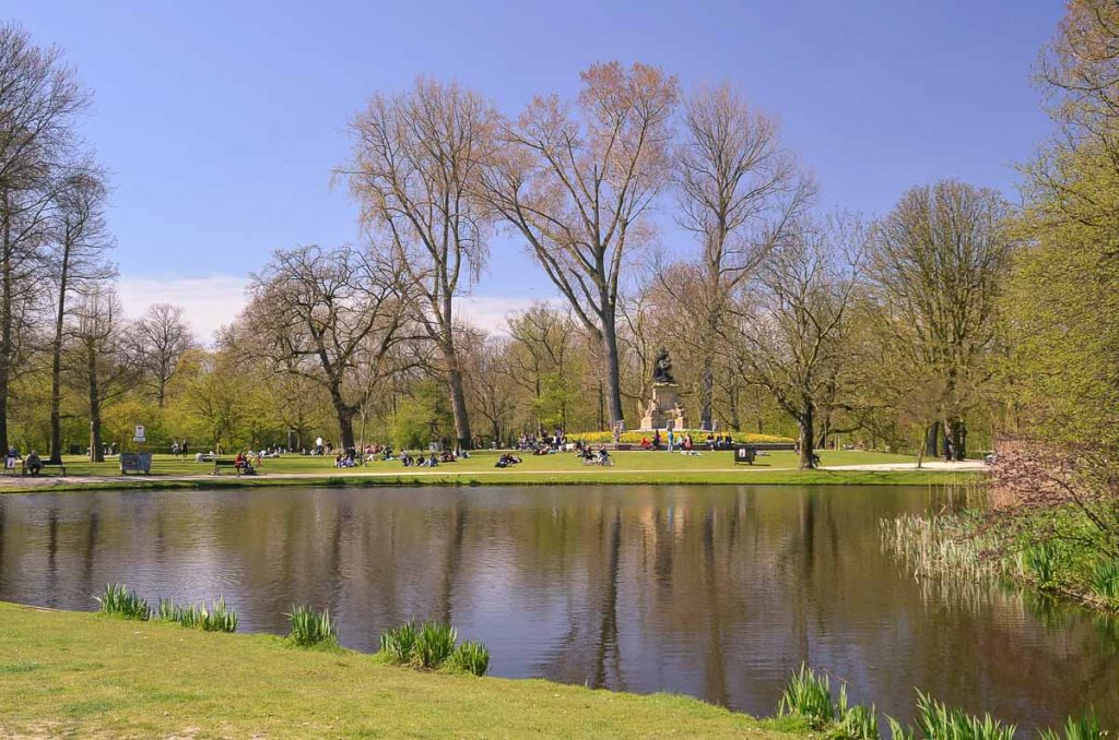 Balade dans le parc Vondelpark à Amsterdam. Photo tirée de mon article Visiter Amsterdam : Que faire et voir dans cette ville le temps d’un week-end. #amsterdam #paysbas #europe #voyage #vondelpark #citytrip #nature