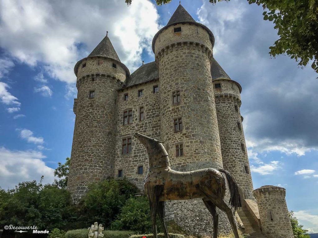 Le château de Val en France. Photo tirée de mon article Châteaux de France : Mes découvertes au fil de mes voyages. #france #europe #voyage #chateau #chateaudeval