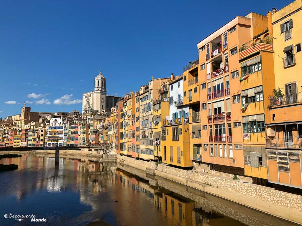 La ville de Gerone avec ses maisons colorées dans mon article Visiter la Catalogne en Espagne : Que voir et que faire en 8 lieux à visiter #espagne #catalogne #europe #voyage #gerone #moyenage #gameofthrones