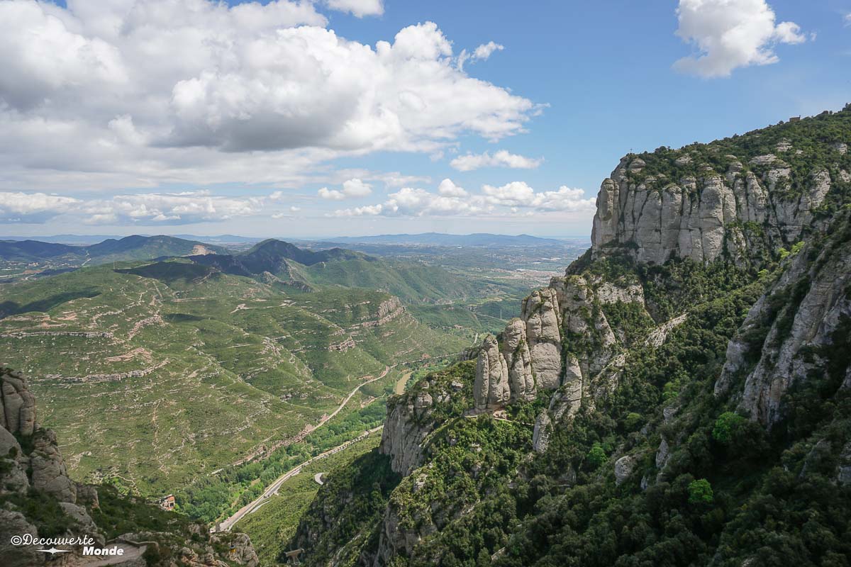 La massif rocheux de Montserrat dans mon article Visiter la Catalogne en Espagne : Que voir et que faire en 8 lieux à visiter #espagne #catalogne #europe #barcelone #voyage #montserrat