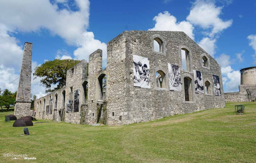 Ruines de la sucrerie du Château Murat dans mon article Que faire en Guadeloupe et visiter : Idées d'activités à petit budget #guadeloupe #antilles #caraibes #ile #voyage #mariegalante #patrimoine