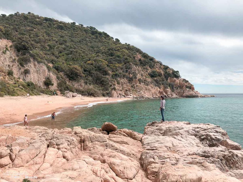 Une petite plage sur la Costa Brava dans mon article Visiter la Costa Brava en Espagne : Que faire en 7 lieux à visiter #costabrava #espagne #catalogne #europe #voyage #tossademar #plage