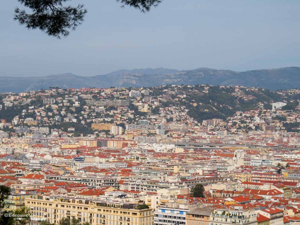 Vue de la colline du château dans mon article Visiter Nice sur la côte d'Azur: Que faire et que voir en une journée #nice #cotedazur #france #europe #voyage #vieuxnice