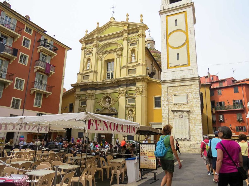 Dans les rues du Vieux-Nice dans mon article Visiter Nice sur la côte d'Azur: Que faire et que voir en une journée #nice #cotedazur #france #europe #voyage #vieuxnice