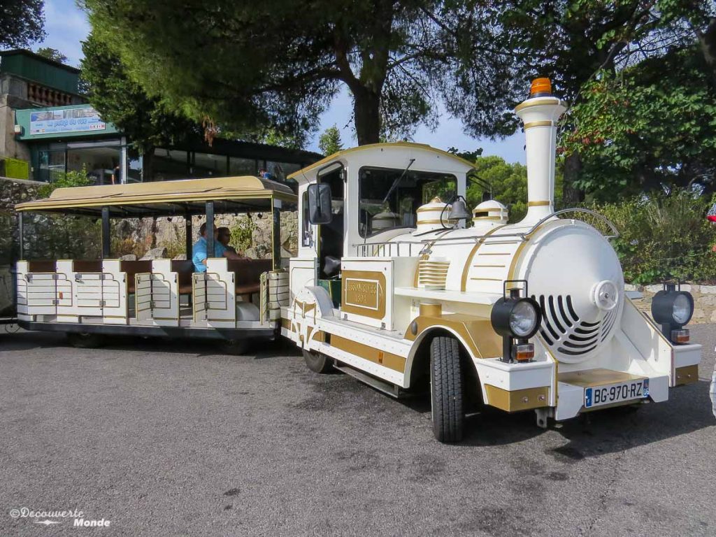 Le petit train touristique de Nice dans mon article Visiter Nice sur la côte d'Azur: Que faire et que voir en une journée #nice #cotedazur #france #europe #voyage