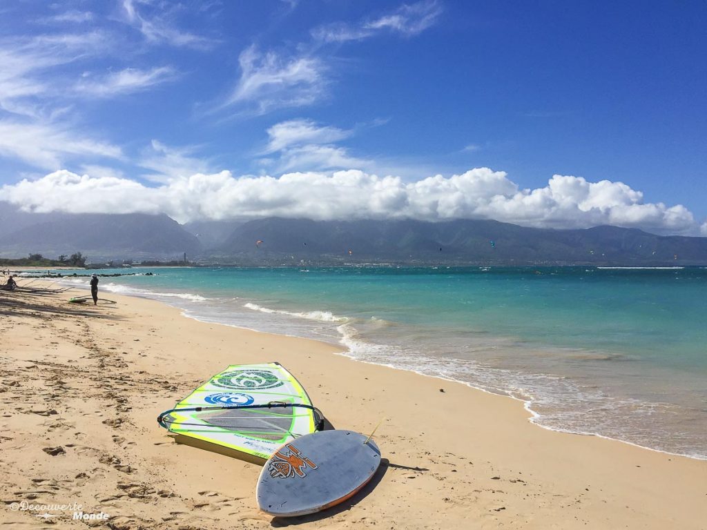La plage de Kahului à Maui, réputée pour la planche à voile dans mon article Maui à Hawaii : Que faire en 10 jours de road trip sur l'île de Maui #maui #hawaii #hawai #etatsunis #usa #voyage #kitesurf #kahului