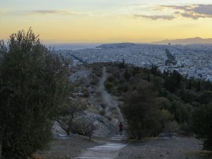 Ascension au sommet de la colline de Philopappos à Athènes dans mon article Visiter Athènes en Grèce : Que faire et voir le temps d'un week-end #athenes #athens #voyage #grece #philopappos 