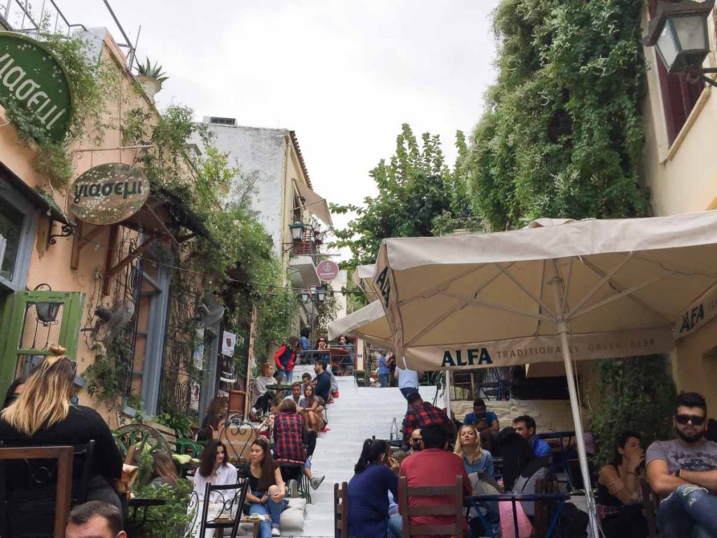 Rue du quartier touristique la Plaka à Athènes dans mon article Visiter Athènes en Grèce : Que faire et voir le temps d'un week-end #athenes #athens #voyage #grece #plaka