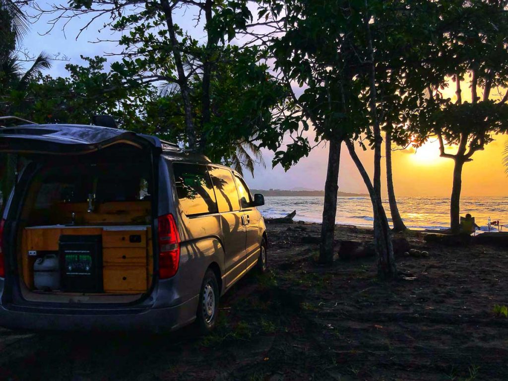 Vanlife au Costa Rica dans mon article Campervan au Costa Rica : Mes conseils pour un road trip au Costa Rica #costarica #voyage #campervan #van #vanlife #roadtrip