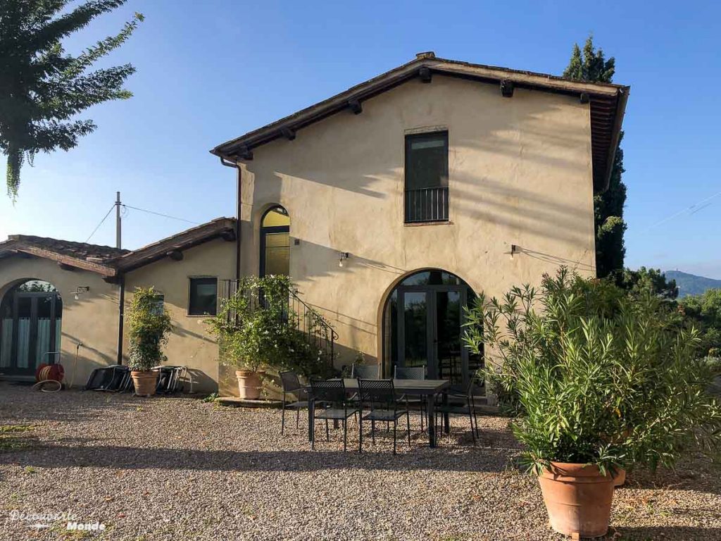 Notre maison HomeExchange dans la campagne toscane en Italie dans mon article Voyager pas cher en Italie avec l'échange de maison : Mon avis HomeExchange #homeexchange #echangedemaison #voyage #italie #voyagerpascher #hebergement