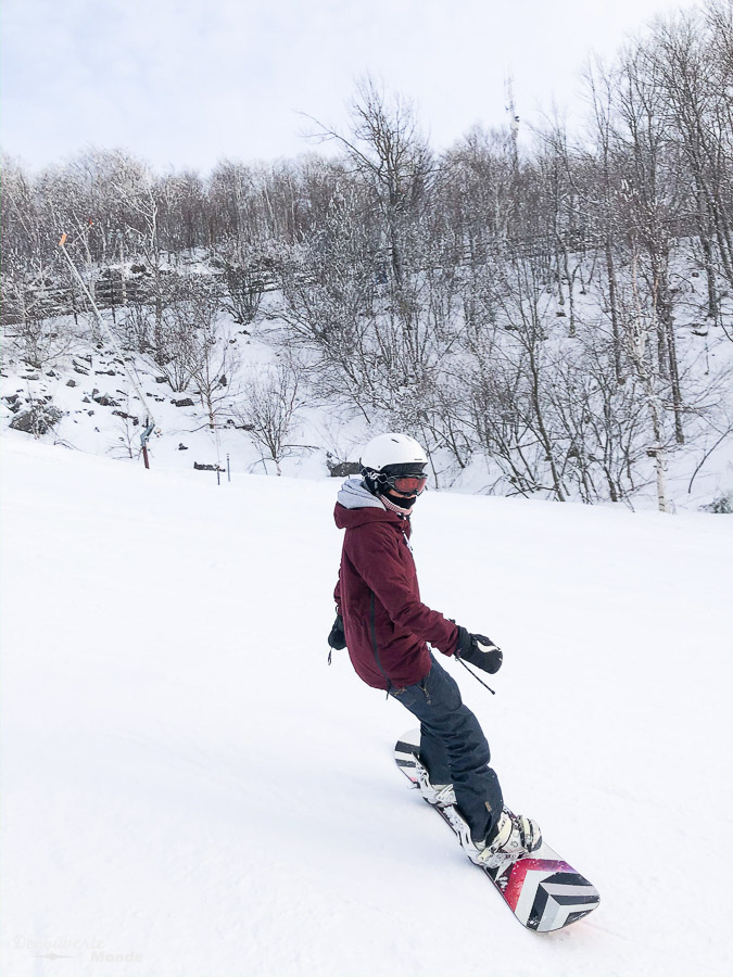 Snowboard à la station de ski Bromont dans mon article Mont Bromont en bus : Ma journée sans voiture à la station de ski Bromont #Bromont #ski #skimontbromont #montbromont #montagne #snowboard #cantonsdelest #experiencebusbud #quebec #canada