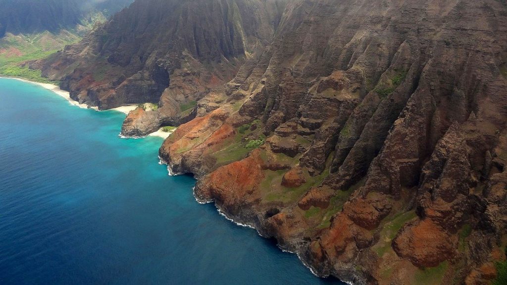 La côte Na Pali à Kauai, si vous voulez savoir quelle île choisir pour sa nature dans mon article Îles d'Hawaii : Quelle île d'Hawaii choisir pour son voyage #hawaii #iles #ile #kauai #oahu #maui #bigisland #voyage
