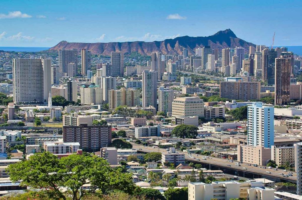 Honolulu sur Oahu, la capitale des îles d'Hawaii dans mon article Îles d'Hawaii : Quelle île d'Hawaii choisir pour son voyage #hawaii #iles #ile #kauai #oahu #maui #bigisland #voyage