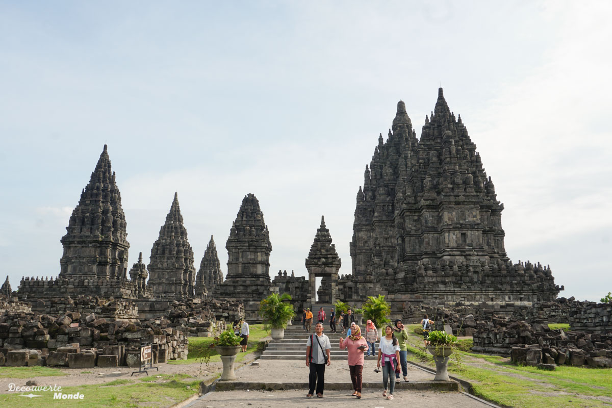 Temples de Prambanan à Java dans mon article Que faire à Java, voir et visiter : Mes 10 incontournables #java #indonesie #voyage #asiedusudest #asie #prambanan #temple #unesco