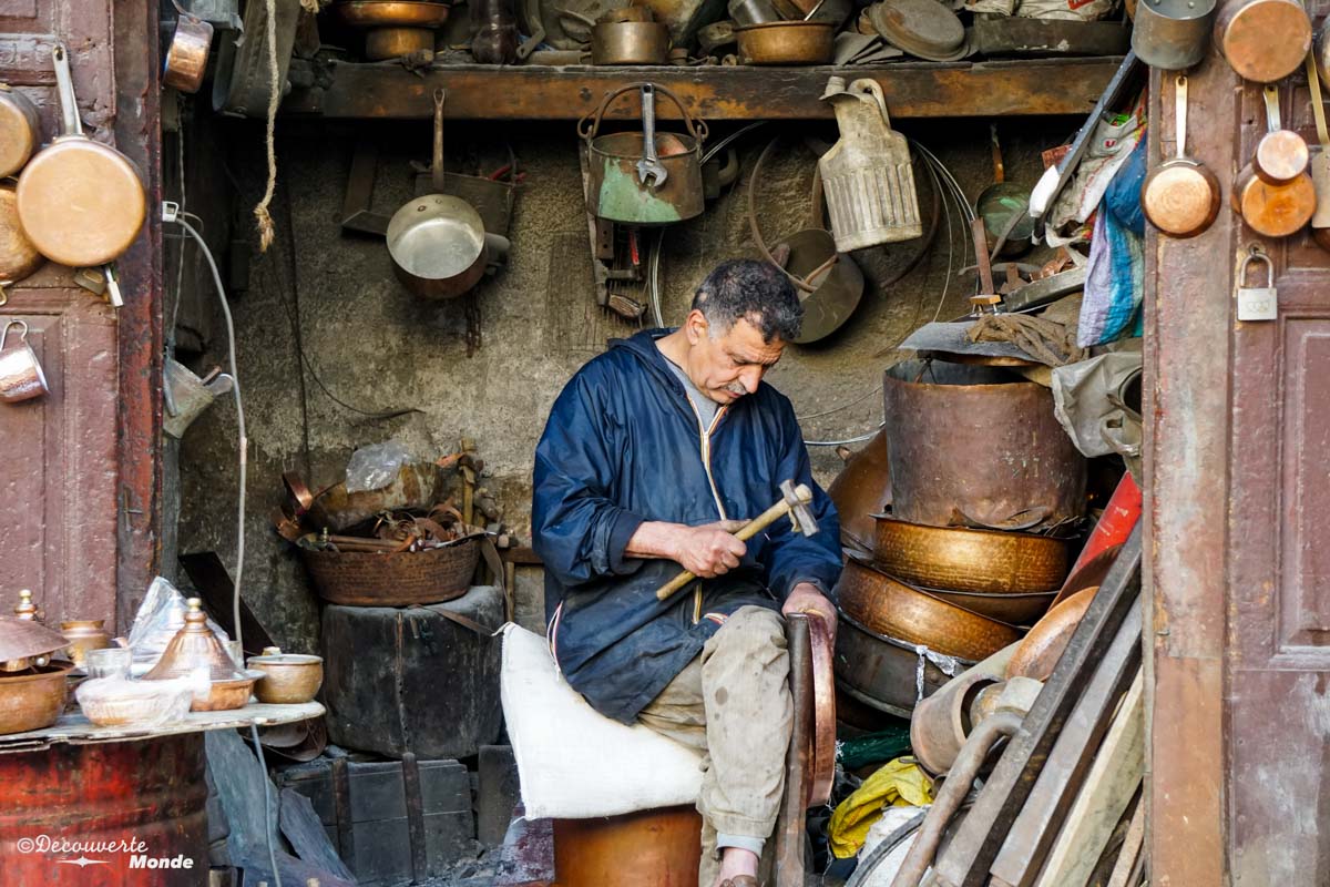 Artisan du métal à la place Seffarine dans la Médina de Fès dans notre article Visiter Fès au Maroc : Découverte de sa vieille-ville, la Médina de Fès #fes #maroc #medina #voyage #maghreb #unesco