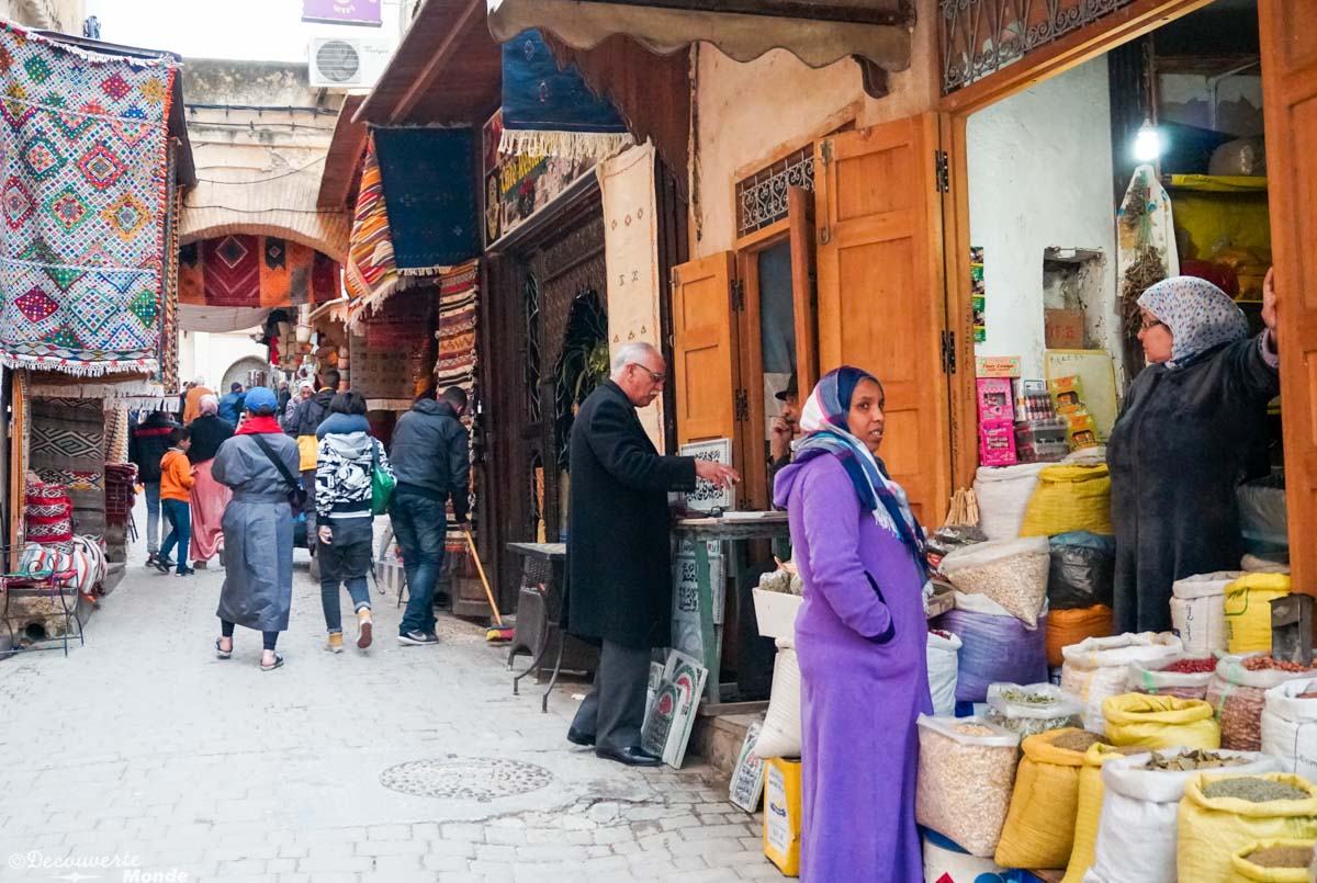 Visiter Fès et les ruelles de sa Médina dans notre article Visiter Fès au Maroc : Découverte de sa vieille-ville, la Médina de Fès #fes #maroc #medina #voyage #maghreb #unesco