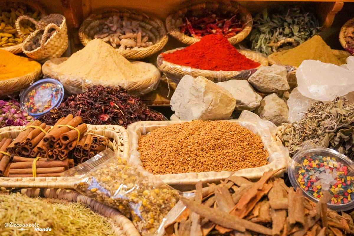 Kiosque à épices à Fès dans notre article Visiter Fès au Maroc : Découverte de sa vieille-ville, la Médina de Fès #fes #maroc #medina #voyage #maghreb #unesco