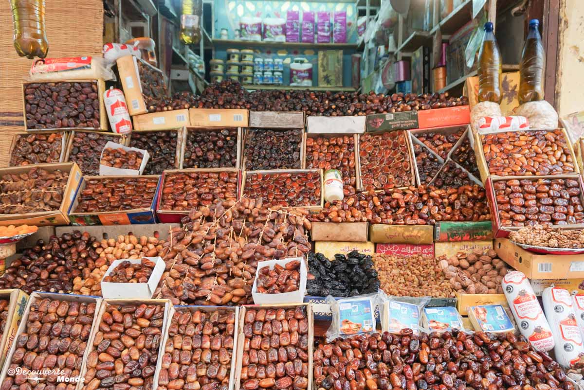 Kiosque de dattes à Fès dans notre article Visiter Fès au Maroc : Découverte de sa vieille-ville, la Médina de Fès #fes #maroc #medina #voyage #maghreb #unesco