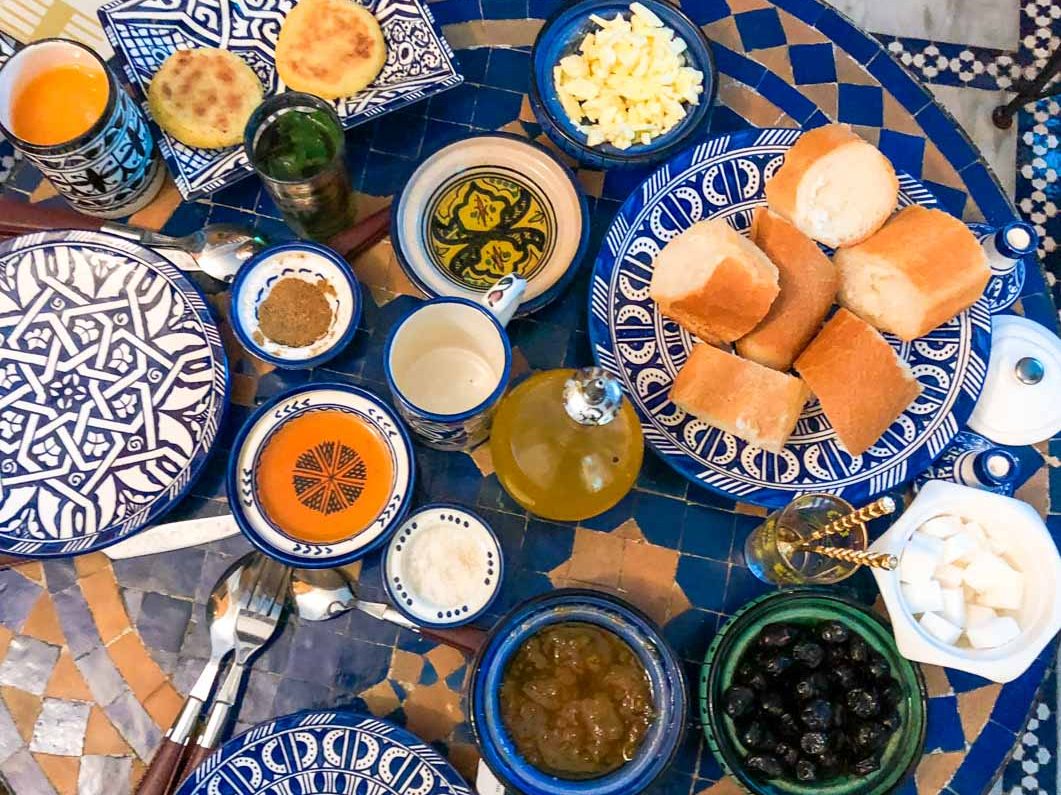 Petit déjeuner marocain dans notre article Visiter Fès au Maroc : Découverte de sa vieille-ville, la Médina de Fès #fes #maroc #medina #voyage #maghreb #unesco