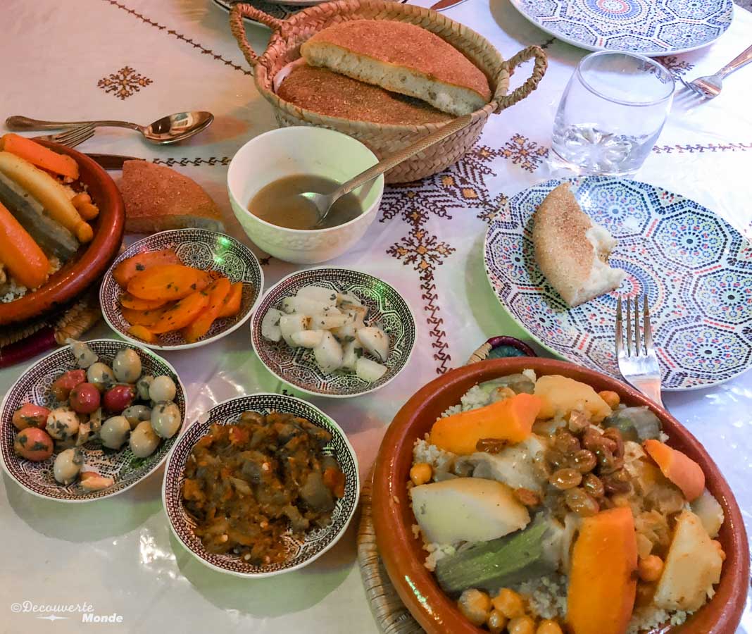 Coucous aux légumes, nourriture typique au Maroc dans notre article Visiter Fès au Maroc : Découverte de sa vieille-ville, la Médina de Fès #fes #maroc #medina #voyage #maghreb #unesco