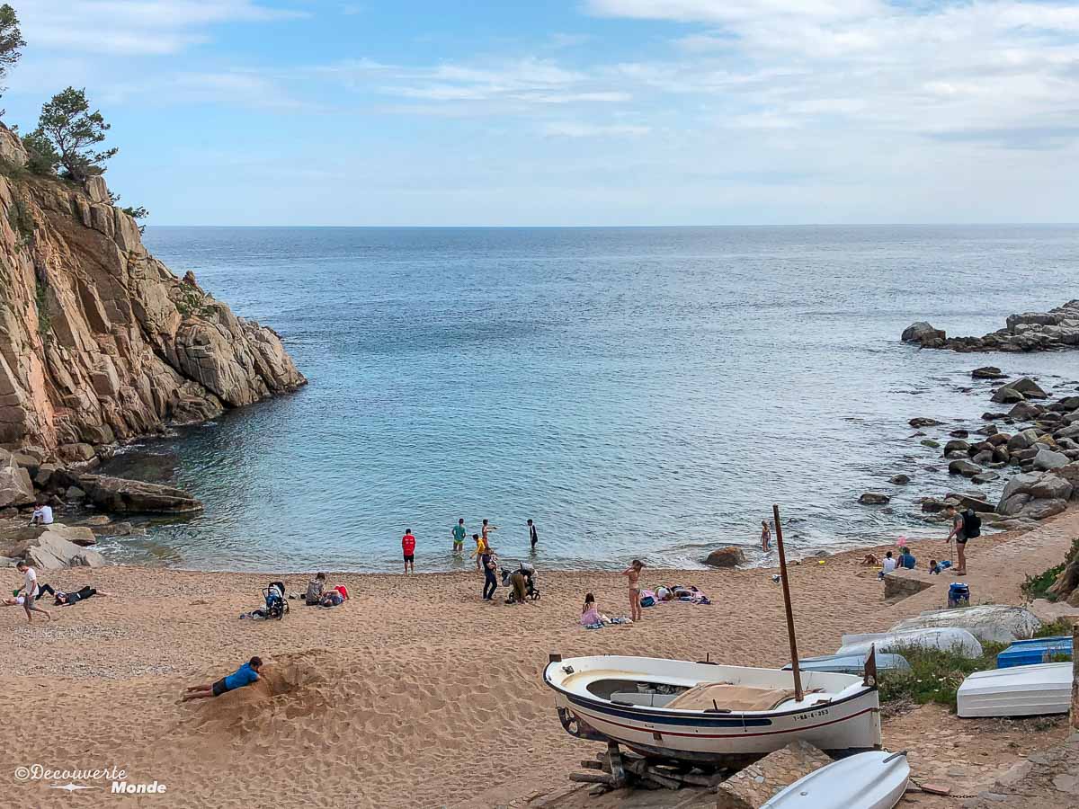 Petite plage Codolar à Tossa de Mar sur la Costa Brava dans mon article Visiter Tossa de Mar sur la Costa Brava en Catalogne en Espagne #tossademar #costabrava #espagne #catalogne #europe #voyage