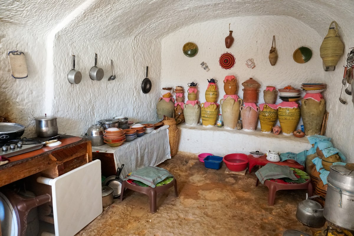 La cuisine de la maison troglodyte à Matmata en Tunisie dans mon article Où aller en Tunisie et quoi faire : mon itinéraire de voyage en 12 lieux à visiter en Tunisie | quoi faire en Tunisie | où aller en Tunisie | voyage en Tunisie | visiter la Tunisie | itinéraire en Tunisie #tunisie #maghreb #afriquedunord #voyage #matmata