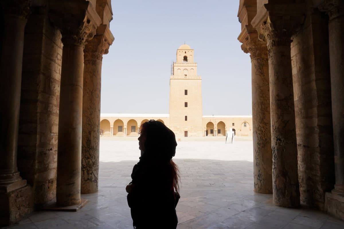 Grande Mosquée de Kairouan en Tunisie dans mon article Où aller en Tunisie et quoi faire : mon itinéraire de voyage en 12 lieux à visiter en Tunisie | quoi faire en Tunisie | où aller en Tunisie | voyage en Tunisie | visiter la Tunisie | itinéraire en Tunisie #tunisie #maghreb #afriquedunord #voyage #kairouan