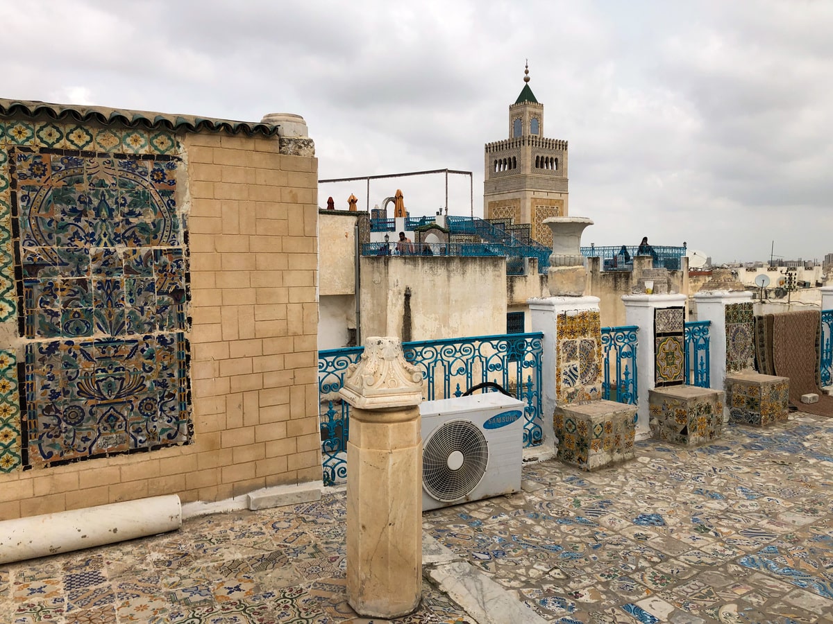 Terrasse en céramiques dans la médina de Tunis en Tunisie dans mon article Où aller en Tunisie et quoi faire : mon itinéraire de voyage en 12 lieux à visiter en Tunisie | quoi faire en Tunisie | où aller en Tunisie | voyage en Tunisie | visiter la Tunisie | itinéraire en Tunisie #tunisie #maghreb #afriquedunord #voyage #tunis