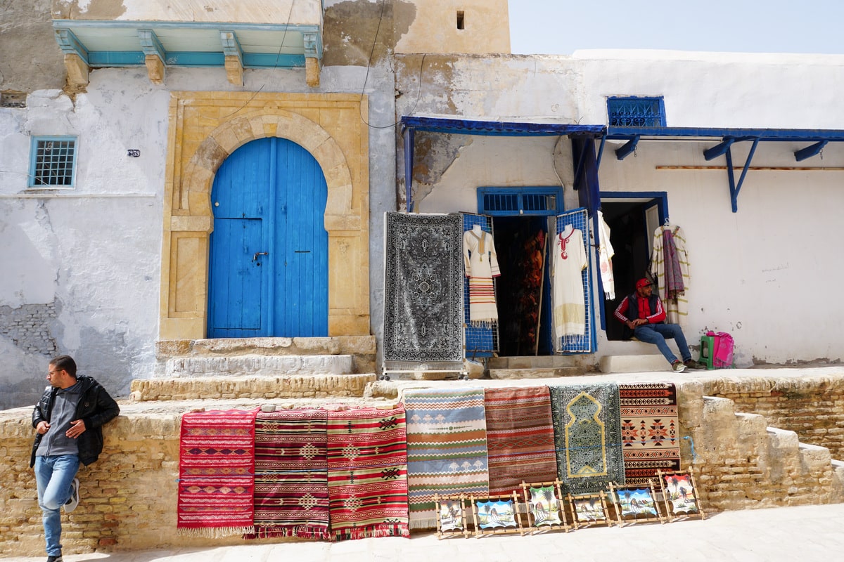 Tapis de Kairouan en Tunisie dans mon article Où aller en Tunisie et quoi faire : mon itinéraire de voyage en 12 lieux à visiter en Tunisie | quoi faire en Tunisie | où aller en Tunisie | voyage en Tunisie | visiter la Tunisie | itinéraire en Tunisie #tunisie #maghreb #afriquedunord #voyage #kairouan