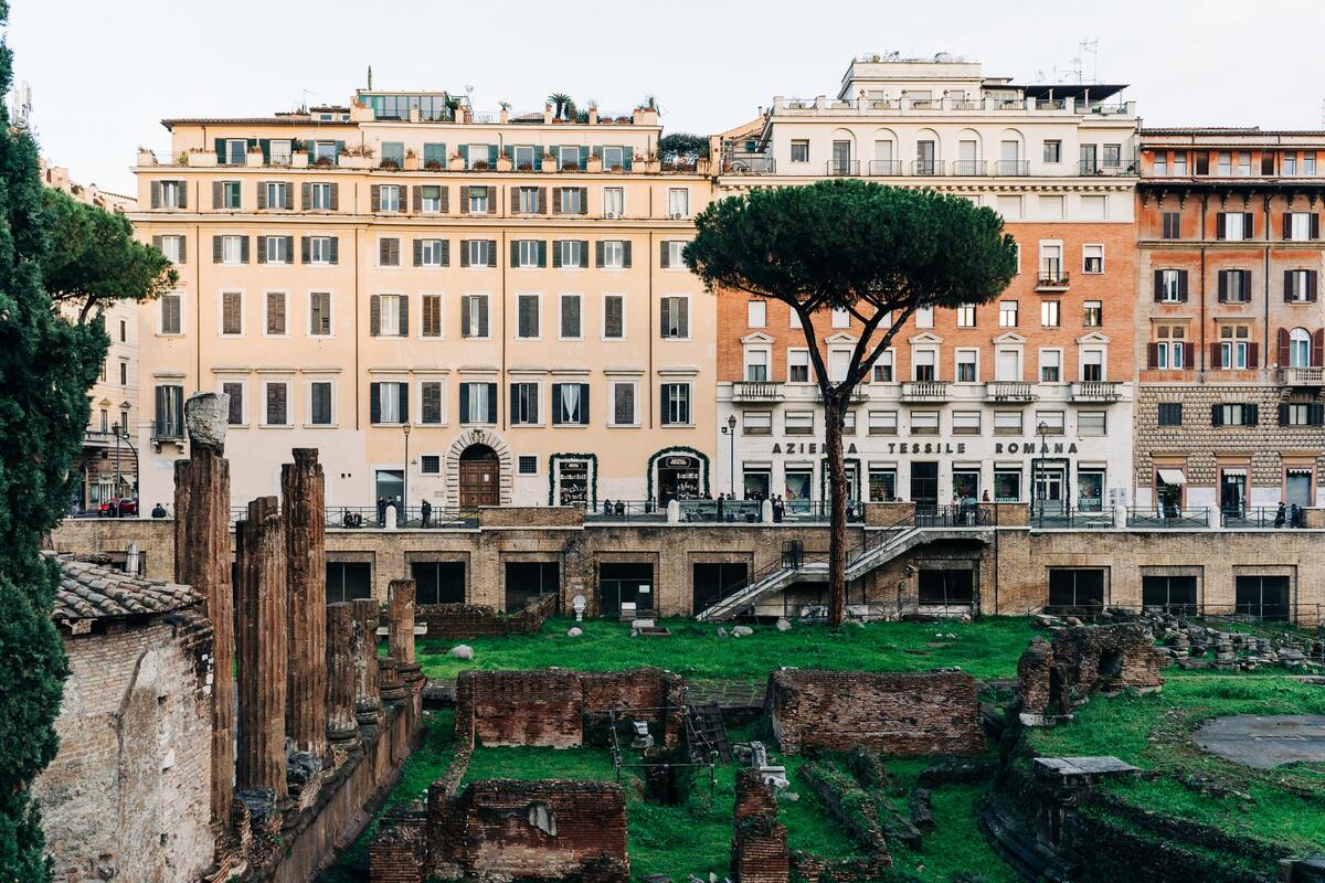 Largo di Torre Argentina à Rome dans mon article Visiter Rome en 3 jours : que faire à Rome lors d'un week-end en 10 incontournables | que faire à Rome | que voir à Rome | visiter Rome en 3 jours | visiter Rome en Italie | week-end à Rome | incontournables de Rome #rome #italie #europe #voyage #citytrip