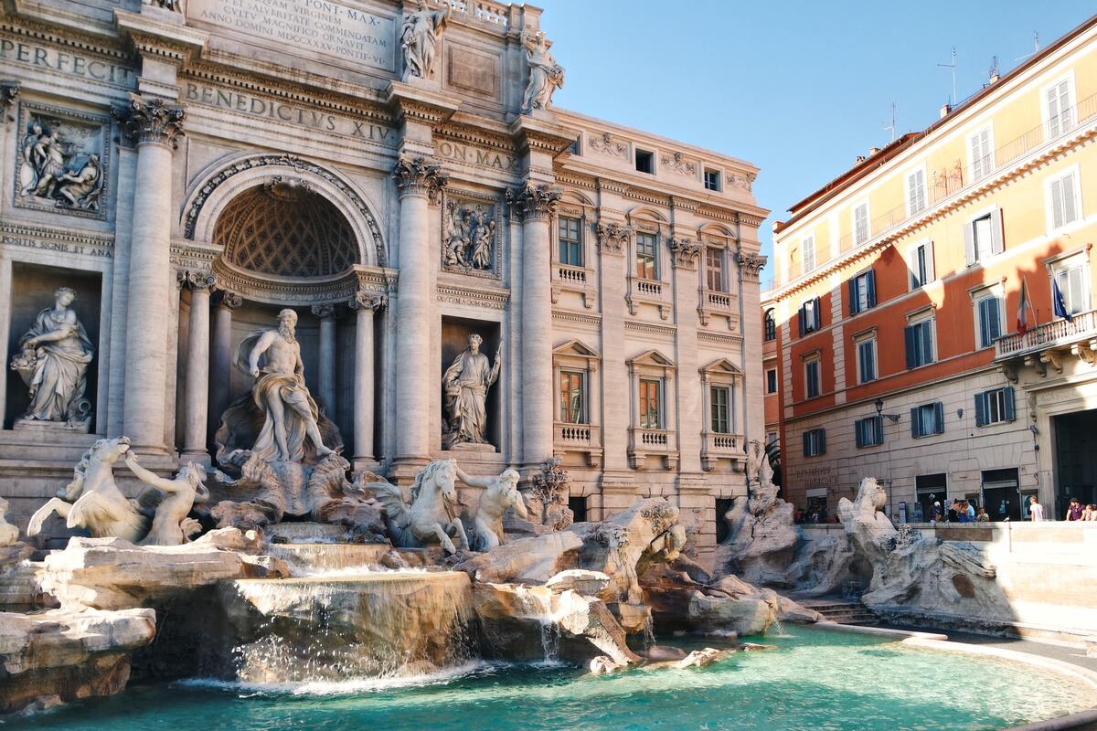La fontaine de Trévi à Rome dans mon article Visiter Rome en 3 jours : que faire à Rome lors d'un week-end en 10 incontournables | que faire à Rome | que voir à Rome | visiter Rome en 3 jours | visiter Rome en Italie | week-end à Rome | incontournables de Rome #rome #italie #europe #voyage #citytrip