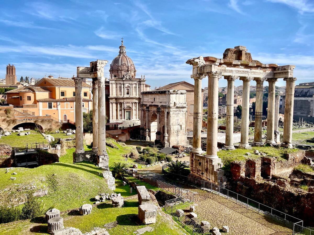 Le Forum romain de Rome dans mon article Visiter Rome en 3 jours : que faire à Rome lors d'un week-end en 10 incontournables | que faire à Rome | que voir à Rome | visiter Rome en 3 jours | visiter Rome en Italie | week-end à Rome | incontournables de Rome #rome #italie #europe #voyage #citytrip