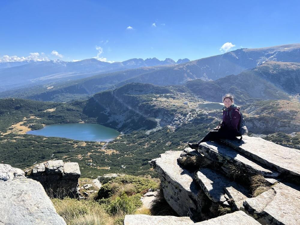 Premier point de vue sur les lacs glaciaires dans mon article Ma randonnée aux 7 Lacs de Rila en Bulgarie dans des paysages grandioses #rila #bulgarie #parcnational #parcnationalderila #7lascsrila #voyage #randonnee