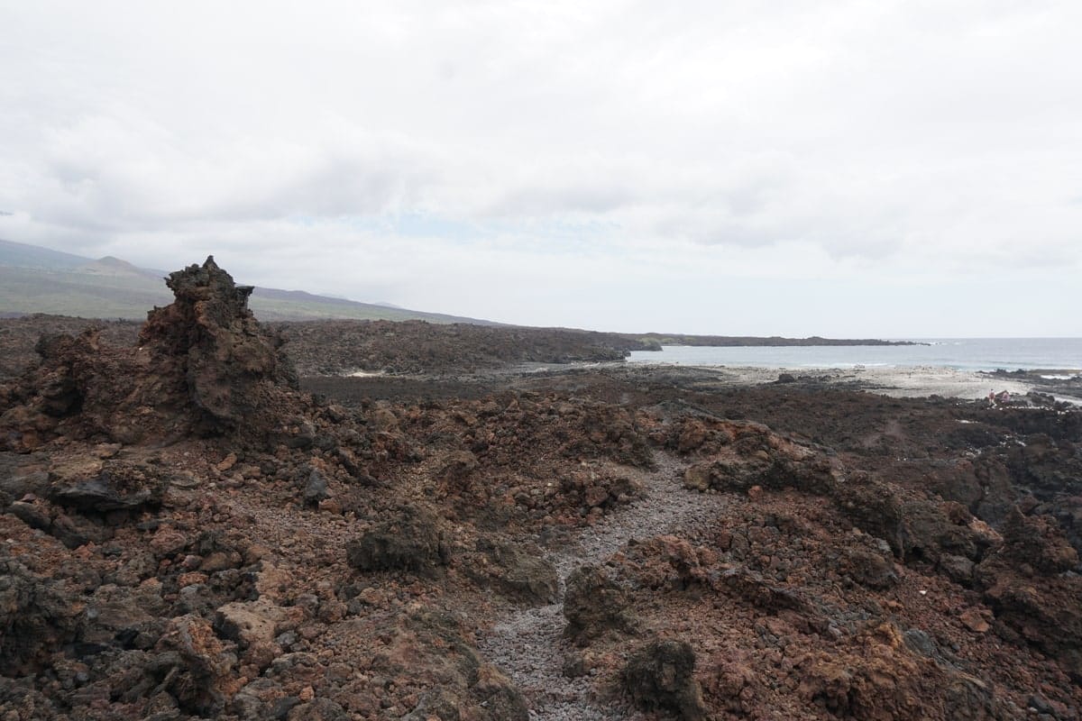Paysage volcanique sur la Hoapili trail à Perouse Bay dans notre article Hiking à Maui : 4 belles randonnées à faire sur l'île de Maui à Hawaii #maui #hawaii #usa #ile #hawai #hiking #randonnee 