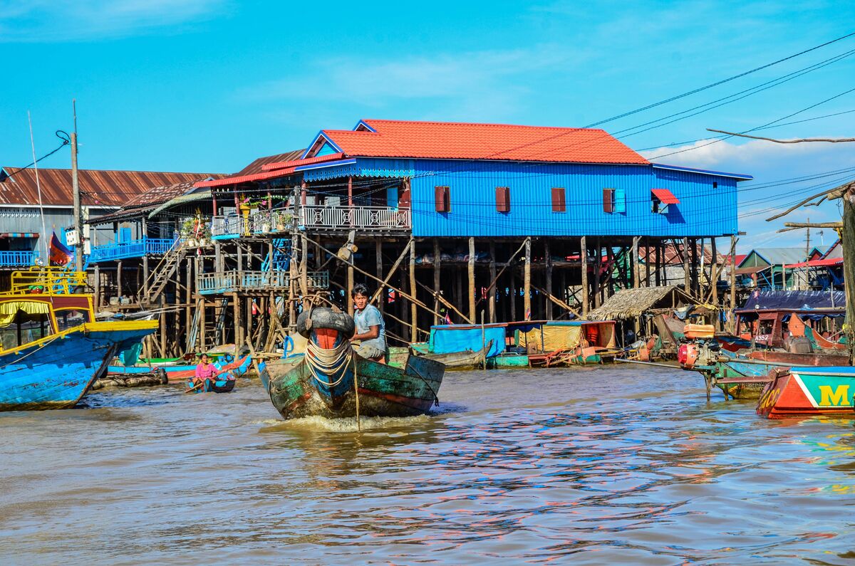 Village flottant du Lac Tonle Sap dans notre article Visiter le Cambodge en 8 incontournables #cambodge #voyage #asie #asiedusudest #tonlesap